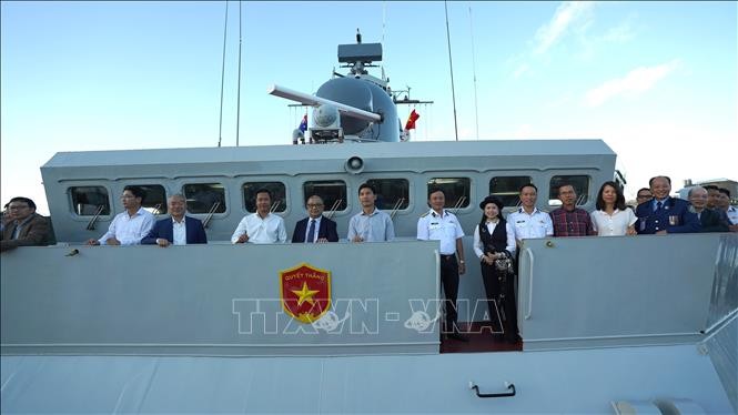 Lãnh đạo, cán bộ nhân viên cơ quan đại diện Việt Nam và đại diện kiều bào tại Australia tham quan Tàu 016-Quang Trung. Ảnh: Lê Đạt/PV TTXVN tại Australia Lãnh đạo, cán bộ nhân viên cơ quan đại diện Việt Nam và đại diện kiều bào tại Australia tham quan Tàu 016-Quang Trung. Ảnh: Lê Đạt/PV TTXVN tại Australia