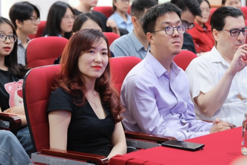 M.A. Nguyễn Thùy Trang (left), a member of the Papelucho translation team in Vietnam. (Source: Hanoi University) M.A. Nguyễn Thùy Trang (left), a member of the Papelucho translation team in Vietnam. (Source: Hanoi University)