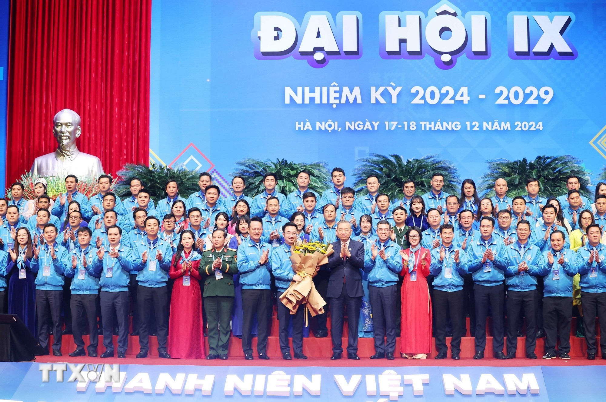 Tổng Bí thư Tô Lâm tặng hoa chúc mừng Ủy ban Trung ương Hội Liên hiệp Thanh niên Việt Nam khóa IX, nhiệm kỳ 2024-2029. (Ảnh: Thống Nhất/TTXVN) Tổng Bí thư Tô Lâm tặng hoa chúc mừng Ủy ban Trung ương Hội Liên hiệp Thanh niên Việt Nam khóa IX, nhiệm kỳ 2024-2029. (Ảnh: Thống Nhất/TTXVN)