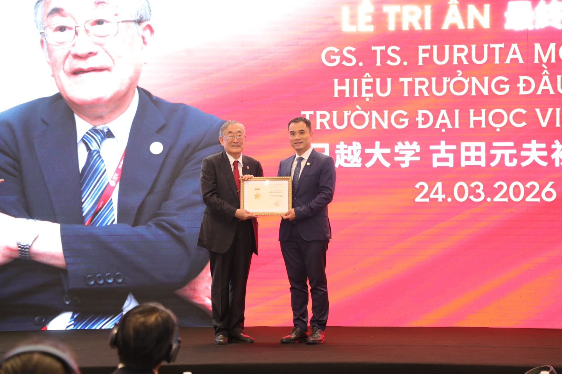 Phó Giám đốc Phạm Bảo Sơn trao Kỷ niệm chương “Vì sự nghiệp phát triển Đại học Quốc gia Hà Nội” cho GS.TS. Furuta Motoo, Hiệu trưởng Trường Đại học Việt Nhật vì đã có nhiều đóng góp cho sự phát triển của ĐHQGHN Phó Giám đốc Phạm Bảo Sơn trao Kỷ niệm chương “Vì sự nghiệp phát triển Đại học Quốc gia Hà Nội” cho GS.TS. Furuta Motoo, Hiệu trưởng Trường Đại học Việt Nhật vì đã có nhiều đóng góp cho sự phát triển của ĐHQGHN
