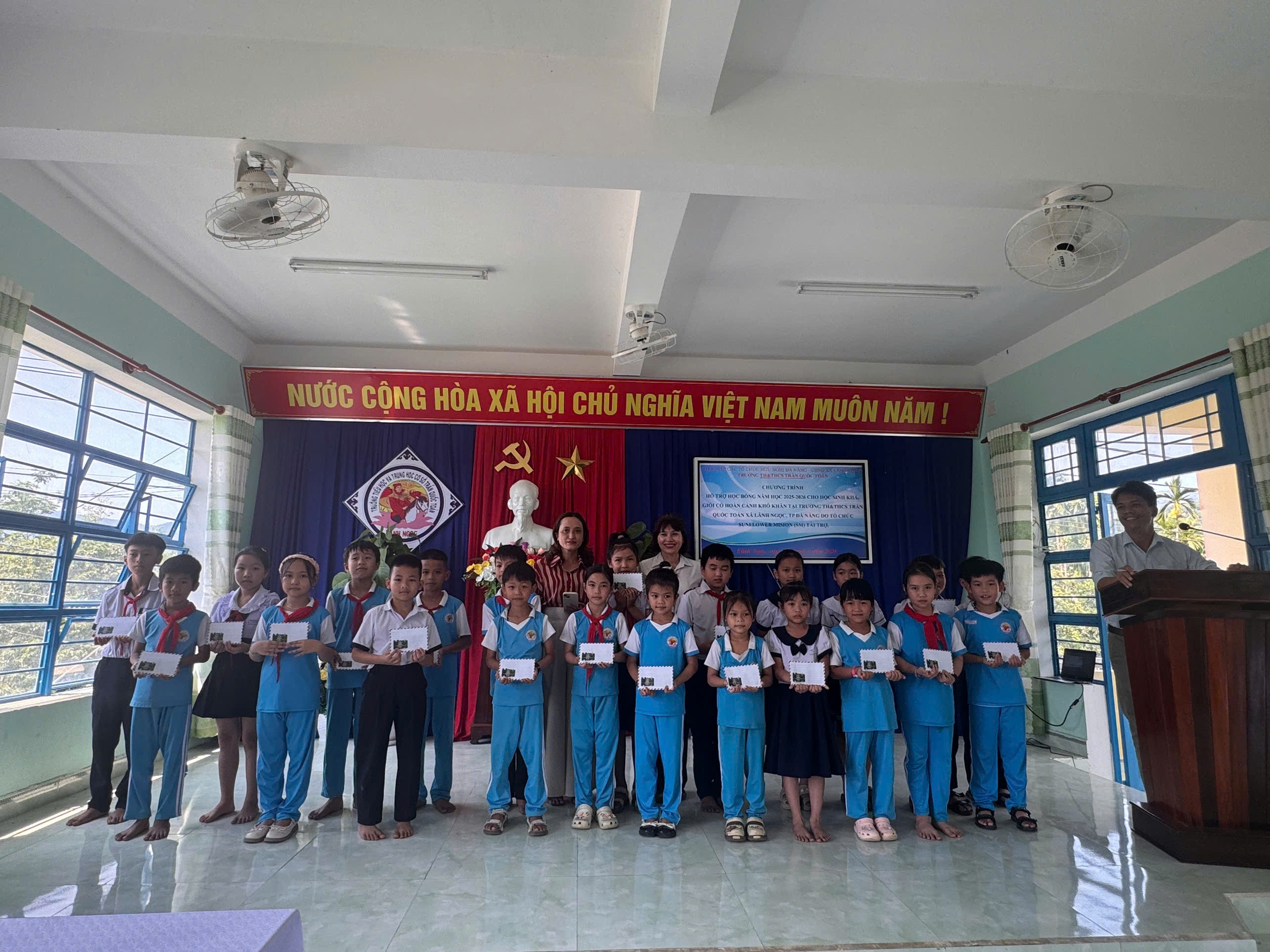 Liên hiệp các tổ chức hữu nghị thành phố Đà Nẵng đã phối hợp cùng tổ chức Sunflower Mission (Hoa Kỳ) tổ chức chương trình trao học bổng cho các em học sinh có hoàn cảnh khó khăn tại xã Lãnh Ngọc. Liên hiệp các tổ chức hữu nghị thành phố Đà Nẵng đã phối hợp cùng tổ chức Sunflower Mission (Hoa Kỳ) tổ chức chương trình trao học bổng cho các em học sinh có hoàn cảnh khó khăn tại xã Lãnh Ngọc.
