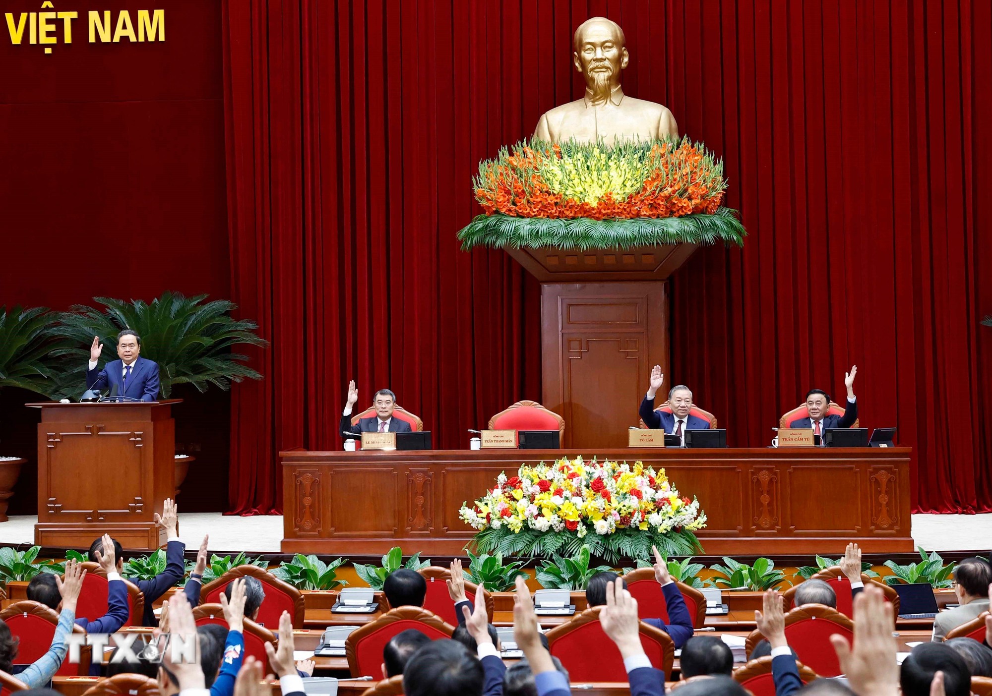 Tổng Bí thư Tô Lâm và các đại biểu biểu quyết thông qua Nghị quyết Hội nghị lần thứ hai Ban Chấp hành Trung ương Đảng khóa XIV. (Ảnh: TTXVN) Tổng Bí thư Tô Lâm và các đại biểu biểu quyết thông qua Nghị quyết Hội nghị lần thứ hai Ban Chấp hành Trung ương Đảng khóa XIV. (Ảnh: TTXVN)