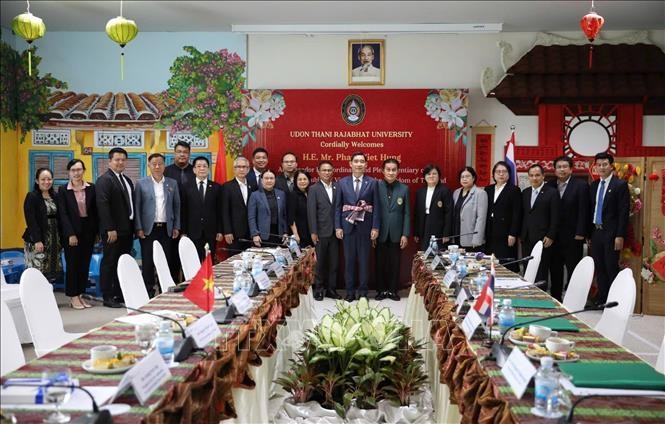 Ambassador Pham Viet Hung (center) poses for a commemorative photo with the university’s leadership, along with leaders of the Vietnamese Association in Thailand and the Vietnamese Association of Udon Thani province. (Photo: VNA) Ambassador Pham Viet Hung (center) poses for a commemorative photo with the university’s leadership, along with leaders of the Vietnamese Association in Thailand and the Vietnamese Association of Udon Thani province. (Photo: VNA)
