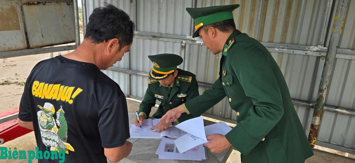 A task force from Dien Thanh Border Guard Station inspects the documents of a fishing vessel before it departs for offshore operations. (Photo: Bien Cuong - Boarder Guard Newspaper) A task force from Dien Thanh Border Guard Station inspects the documents of a fishing vessel before it departs for offshore operations. (Photo: Bien Cuong - Boarder Guard Newspaper)