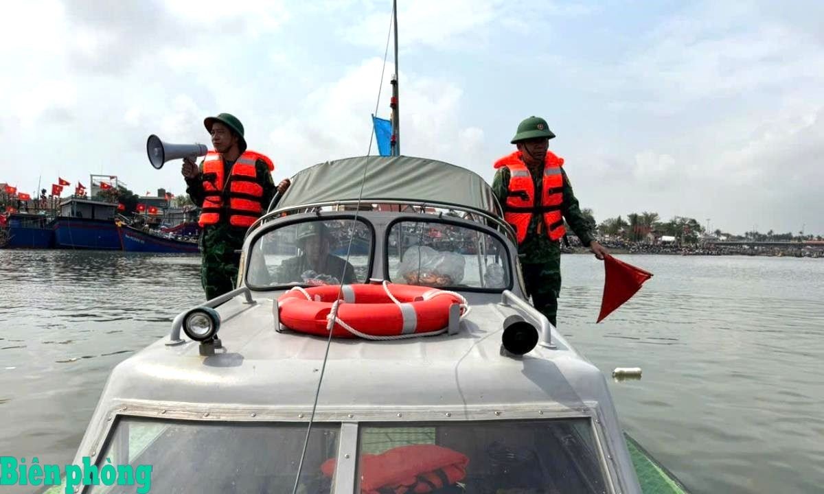 A task force from Quynh Phuong Border Guard Station steps up inspection and monitoring at the estuary. (Photo: Bien Cuong - Border Guard Newspaper) A task force from Quynh Phuong Border Guard Station steps up inspection and monitoring at the estuary. (Photo: Bien Cuong - Border Guard Newspaper)