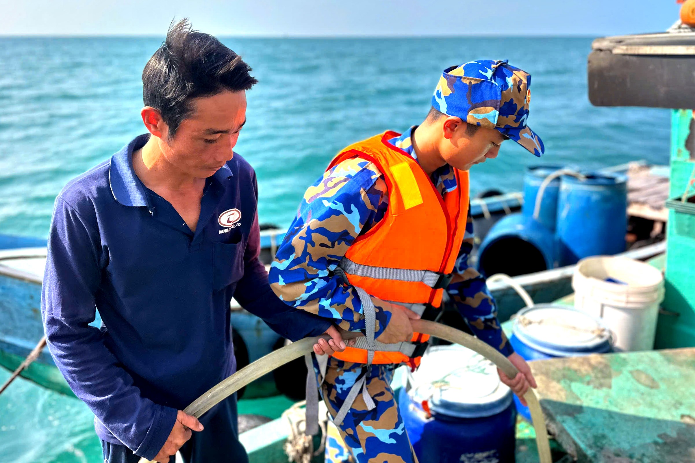 Vùng 5 Hải quân cấp 40.000 lít nước ngọt cho người dân đảo Hòn Chuối