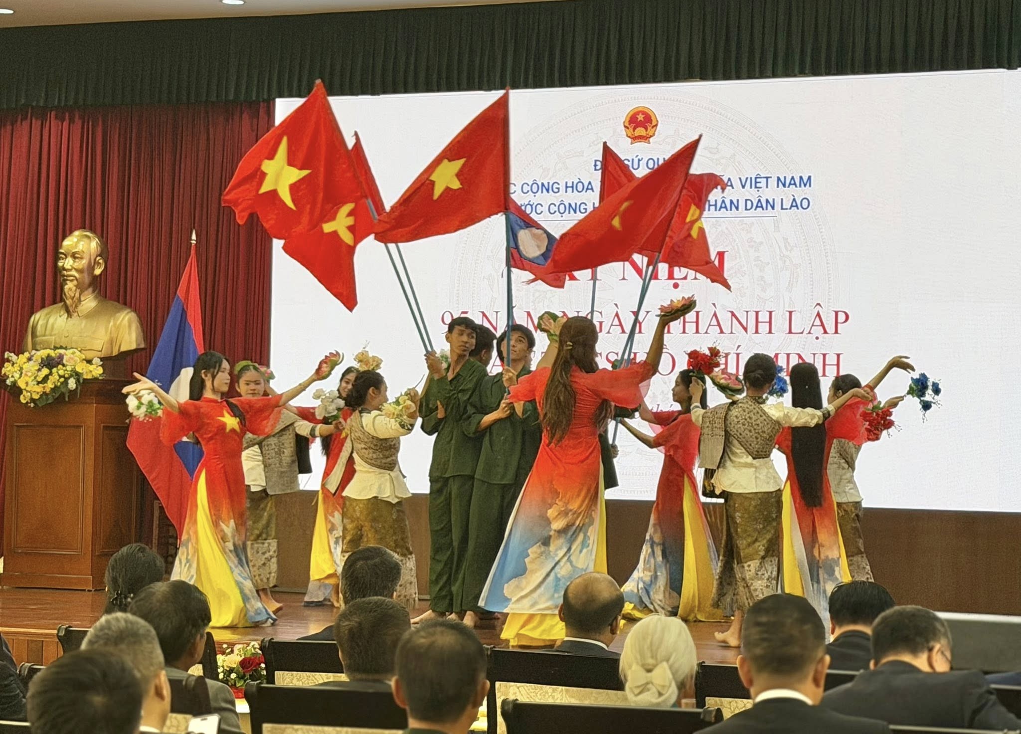 Thanh niên Việt Nam - Lào phát huy vai trò là cầu nối tin cậy giữa nhân dân hai nước Thanh niên Việt Nam - Lào phát huy vai trò là cầu nối tin cậy giữa nhân dân hai nước