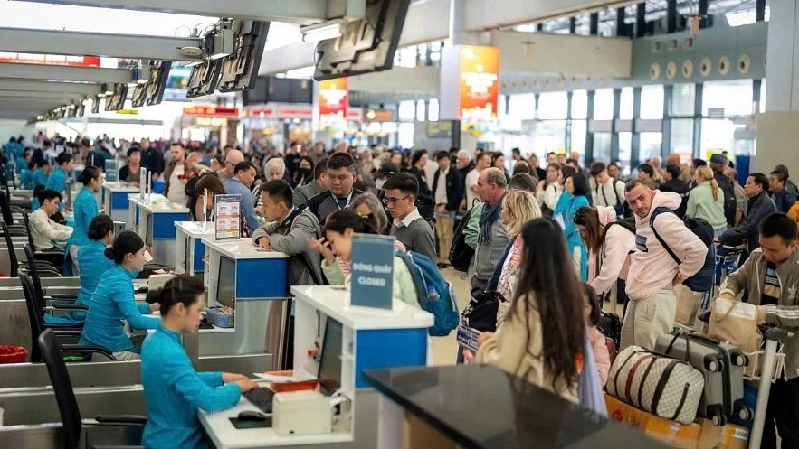 Passengers complete check-in procedures at Noi Bai International Airport in Hanoi. Passengers complete check-in procedures at Noi Bai International Airport in Hanoi.
