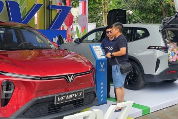 Khách hàng lái thử VF MPV 7: Xe chở đủ 7 người mà tăng tốc cực nhẹ, êm ái hơn hẳn xe xăng