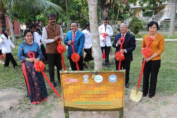 Trồng cây hữu nghị tại Cần Thơ