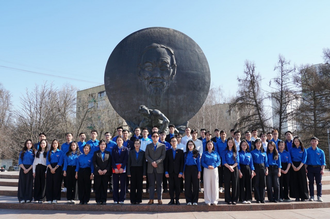 Commemorative photo at the flower-laying ceremony. (Photo: Vietnam Student Association in Russia)