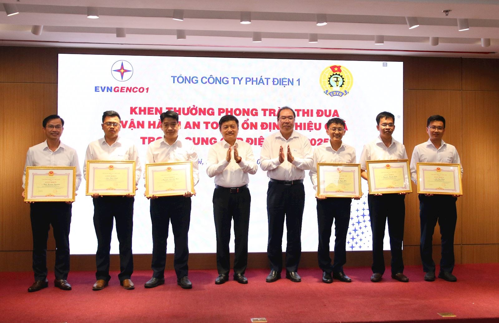 Trao thưởng cho các tập thể, cá nhân có thành tích xuất sắc trong phong trào thi đua năm 2025. Trao thưởng cho các tập thể, cá nhân có thành tích xuất sắc trong phong trào thi đua năm 2025.