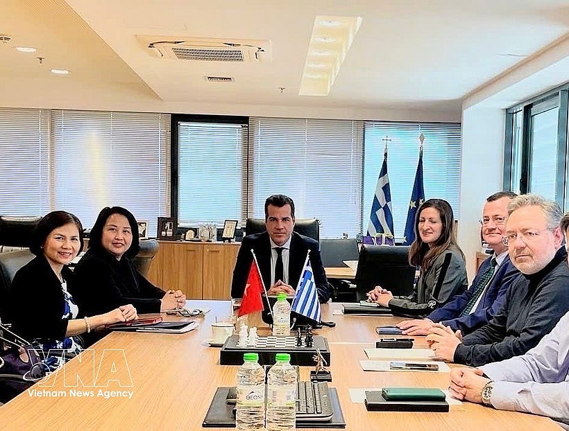 Vietnamese Ambassador Pham Thi Thu Huong meets with Greek Minister for Migration and Asylum Athanasios Plevris during a working session. (Photo: Published by VNA)
