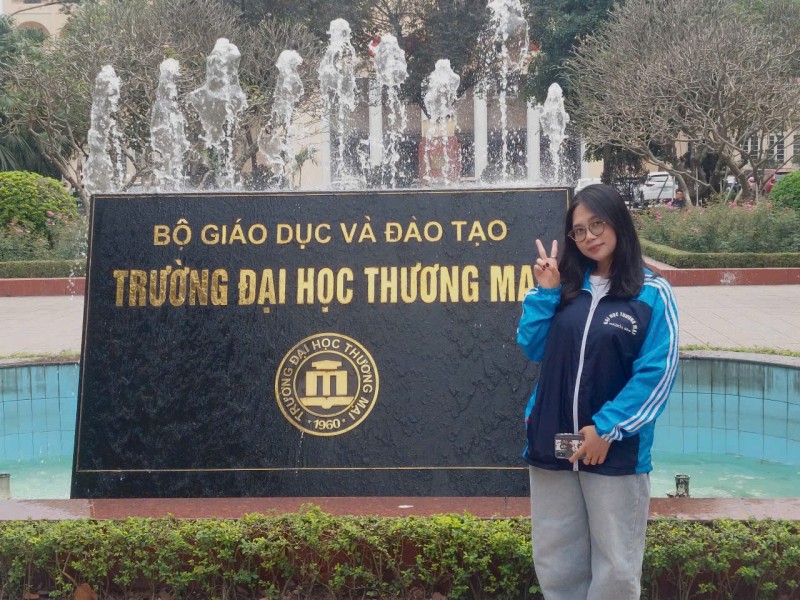 Ảnh 1: Em Nguyễn Thu Trang giờ đã trở thành sinh viên năng động, tự tin. Ảnh 1: Em Nguyễn Thu Trang giờ đã trở thành sinh viên năng động, tự tin.