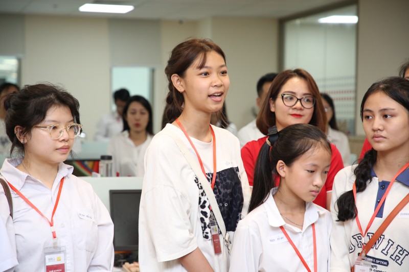 Ảnh 4: Em Nhi (thứ hai từ trái qua) gửi lời cảm ơn đến Quỹ SeADream khi lần đầu được đến Thủ đô và tham quan Hội sở SeABank Ảnh 4: Em Nhi (thứ hai từ trái qua) gửi lời cảm ơn đến Quỹ SeADream khi lần đầu được đến Thủ đô và tham quan Hội sở SeABank