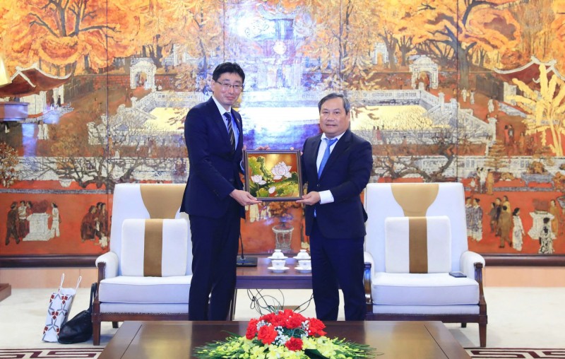 Chủ tịch UBND thành phố Hà Nội Vũ Đại Thắng trao quà lưu niệm tặng Chủ tịch Hiệp hội doanh nghiệp Nhật Bản Wakabayashi Koichi. (Ảnh: T.L) Chủ tịch UBND thành phố Hà Nội Vũ Đại Thắng trao quà lưu niệm tặng Chủ tịch Hiệp hội doanh nghiệp Nhật Bản Wakabayashi Koichi. (Ảnh: T.L)
