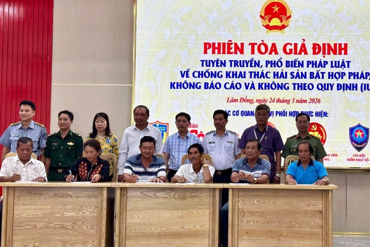 Vessel owners and captains sign commitments not to violate foreign waters, maintain vessel monitoring systems, and fully comply with regulations when operating at sea (Photo: Lam Dong Newspaper) Vessel owners and captains sign commitments not to violate foreign waters, maintain vessel monitoring systems, and fully comply with regulations when operating at sea (Photo: Lam Dong Newspaper)