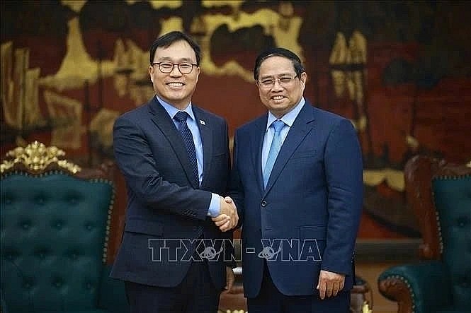 Prime Minister Pham Minh Chinh (R) receives Choi Young Sam, Ambassador of the Republic of Korea (RoK) to Vietnam, in Hanoi on April 1. (Photo: VNA) Prime Minister Pham Minh Chinh (R) receives Choi Young Sam, Ambassador of the Republic of Korea (RoK) to Vietnam, in Hanoi on April 1. (Photo: VNA)