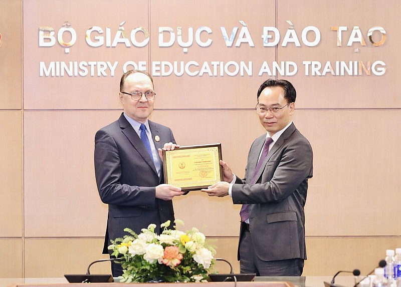 Đại sứ Nga tại Việt Nam nhận Kỷ niệm chương "Vì sự nghiệp Giáo dục" Đại sứ Nga tại Việt Nam nhận Kỷ niệm chương "Vì sự nghiệp Giáo dục"
