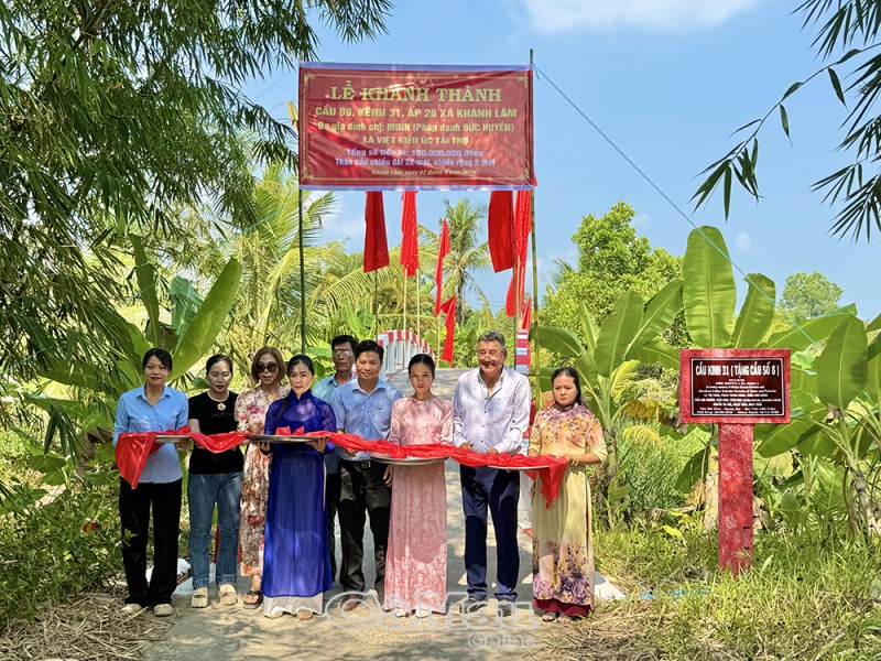 Đại biểu xã Khánh Lâm cùng nhà tài trợ cắt băng khánh thánh cầu giao thông nông thông số 99 (Ảnh: Báo Cà Mau)