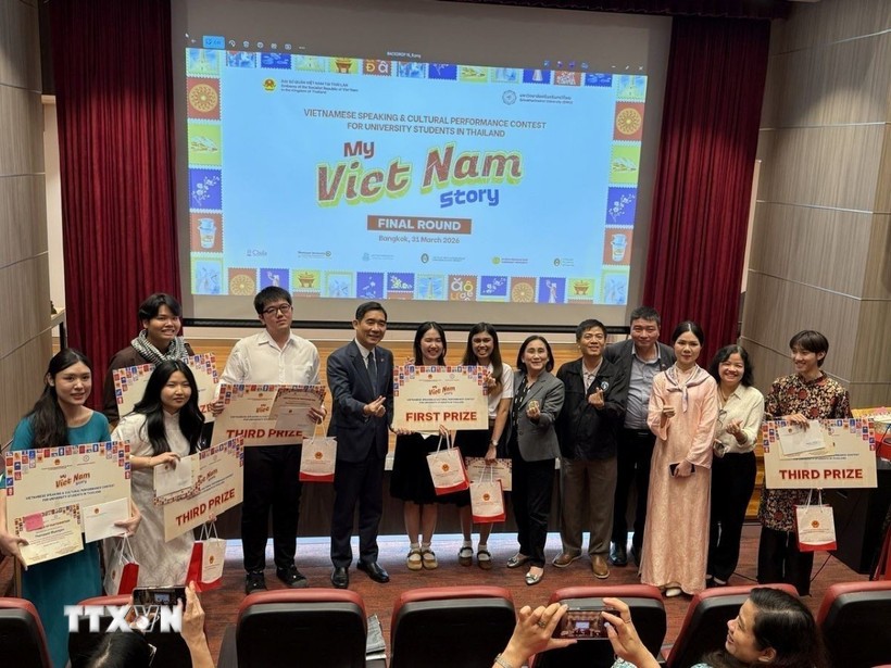 Ambassador Pham Viet Hung poses with representatives of the organizing committee, the judging panel, and the award-winning students. (Photo: Pham Hai/VNA) Ambassador Pham Viet Hung poses with representatives of the organizing committee, the judging panel, and the award-winning students. (Photo: Pham Hai/VNA)