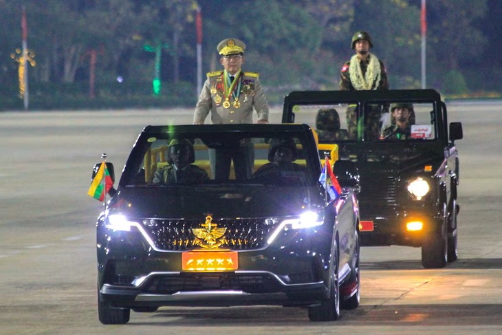 Thống tướng Min Aung Hlaing tham gia lễ duyệt binh kỷ niệm Ngày Lực lượng vũ trang lần thứ 81 tại Naypyidaw, Myanmar ngày 27-3 - Ảnh: REUTERS Thống tướng Min Aung Hlaing tham gia lễ duyệt binh kỷ niệm Ngày Lực lượng vũ trang lần thứ 81 tại Naypyidaw, Myanmar ngày 27-3 - Ảnh: REUTERS