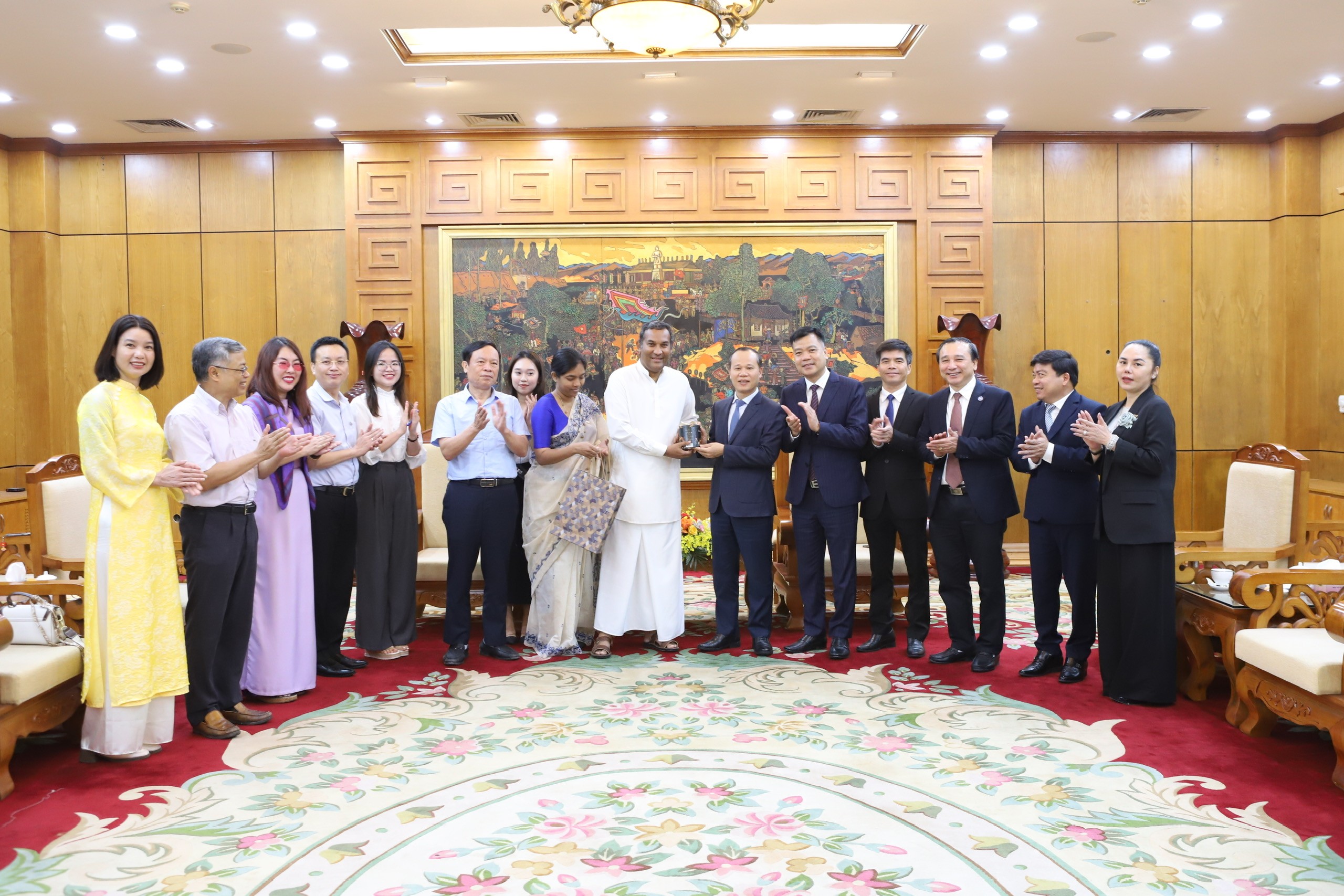 ông Mai Sơn, Ủy viên Ban Thường vụ Tỉnh ủy, Phó Chủ tịch Thường trực UBND tiếp ông Mai Sơn, Ủy viên Ban Thường vụ Tỉnh ủy, Phó Chủ tịch Thường trực UBND tiếp