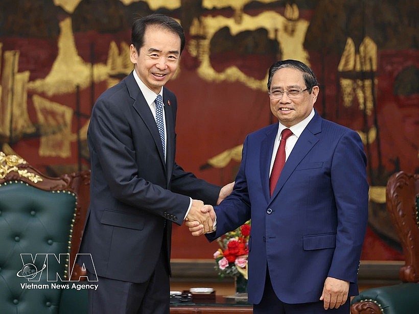 Prime Minister Pham Minh Chinh (R) hosts a reception for Chinese Ambassador to Vietnam He Wei at the Government Headquarters in Hanoi on April 5. (Photo: VNA) Prime Minister Pham Minh Chinh (R) hosts a reception for Chinese Ambassador to Vietnam He Wei at the Government Headquarters in Hanoi on April 5. (Photo: VNA)