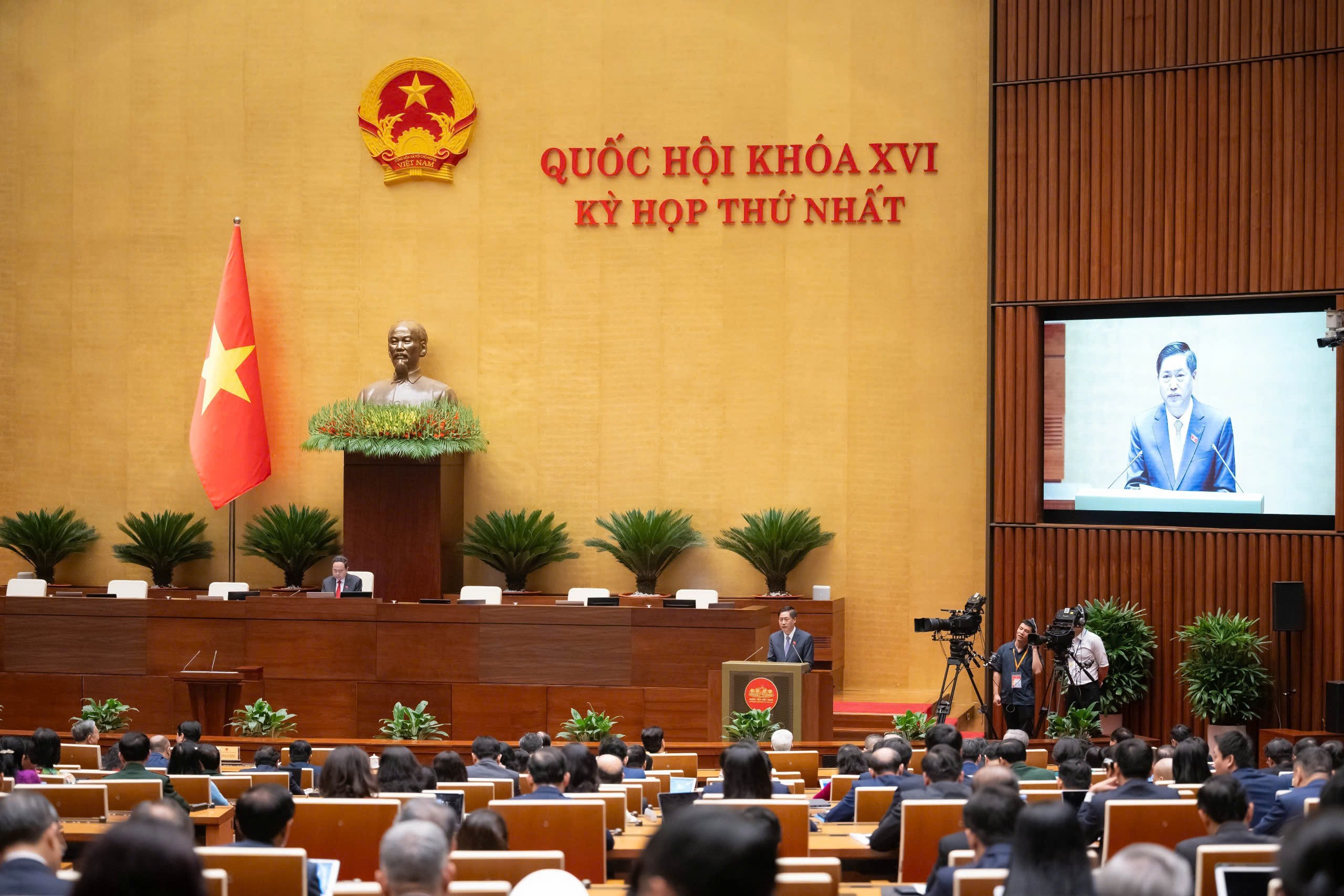 Ủy viên Hội đồng Bầu cử quốc gia, Chủ nhiệm Ủy ban Công tác đại biểu Nguyễn Hữu Đông báo cáo kết quả xác nhận tư cách đại biểu Quốc hội khóa XVI. (Ảnh: Cổng TTĐT Quốc hội)