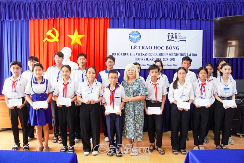 Bà Đỗ Thị Đào, Đại diện Chương trình VNSF trao học bổng cho các em học sinh tại Cà Mau. (Ảnh: Báo Cà Mau)
