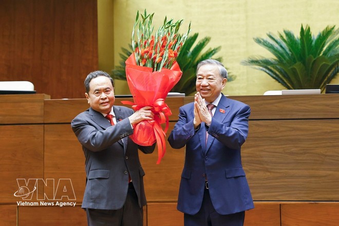 Party General Secretary To Lam (R) presents congratulatory flowers to NA Chairman Tran Thanh Man. (Photo: VNA) Party General Secretary To Lam (R) presents congratulatory flowers to NA Chairman Tran Thanh Man. (Photo: VNA)