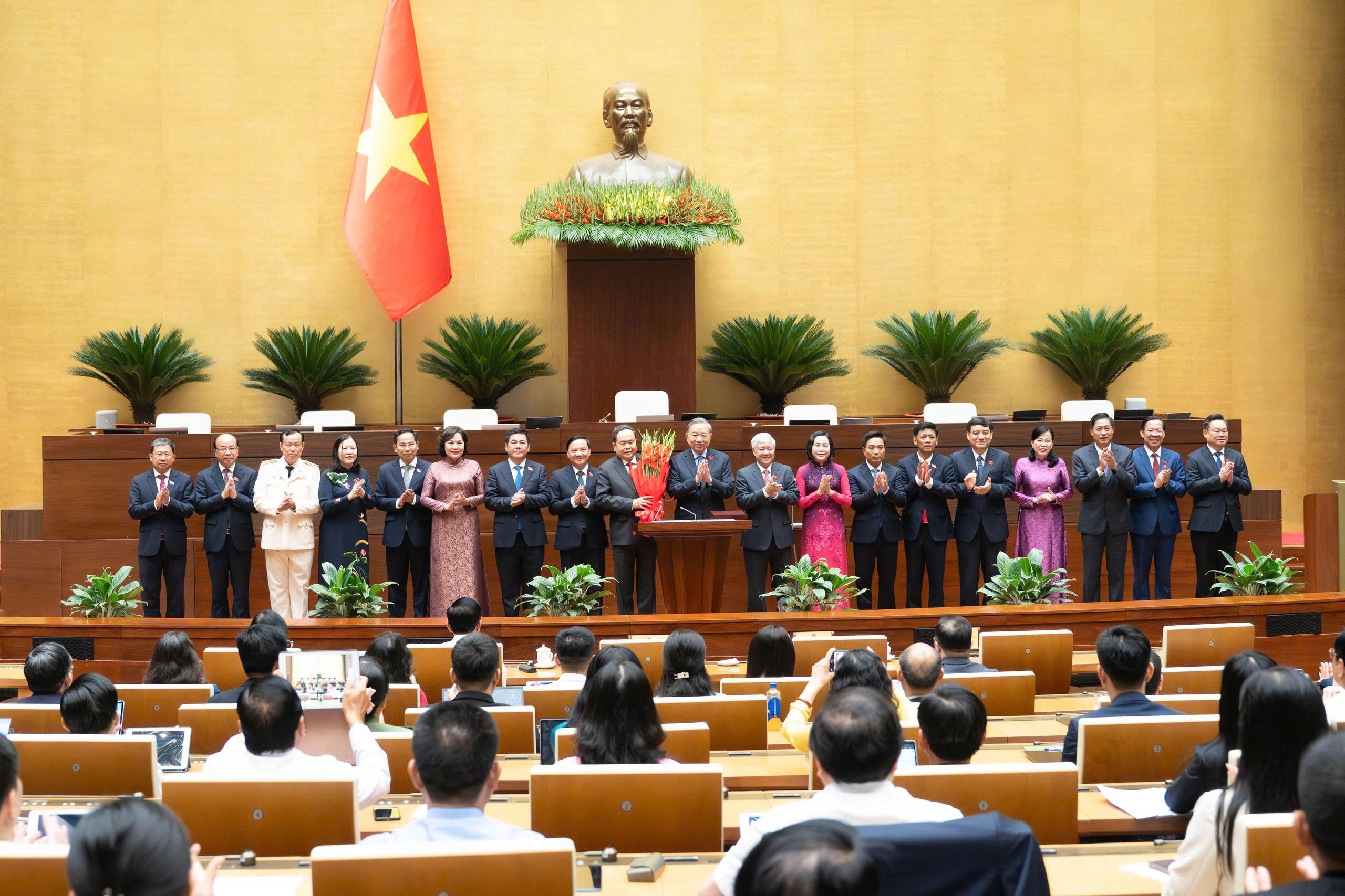 Tổng Bí thư Tô Lâm tặng hoa Chủ tịch Quốc hội Trần Thanh Mẫn và chúc mừng các thành viên Ủy ban Thường vụ Quốc hội. (Ảnh: Cổng TTĐT Quốc hội) Tổng Bí thư Tô Lâm tặng hoa Chủ tịch Quốc hội Trần Thanh Mẫn và chúc mừng các thành viên Ủy ban Thường vụ Quốc hội. (Ảnh: Cổng TTĐT Quốc hội)