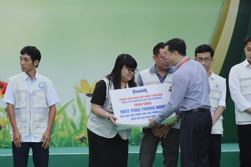 Đại diện Vinamilk, ông Đỗ Thanh Tuấn - Giám đốc Đối ngoại - trao bảng tượng trưng máy tính thông minh đến đại diện các “Đội chăm sóc sức khỏe liên tục gắn với địa bàn dân cư” - Ảnh: VN Đại diện Vinamilk, ông Đỗ Thanh Tuấn - Giám đốc Đối ngoại - trao bảng tượng trưng máy tính thông minh đến đại diện các “Đội chăm sóc sức khỏe liên tục gắn với địa bàn dân cư” - Ảnh: VN Đại diện Vinamilk, ông Đỗ Thanh Tuấn - Giám đốc Đối ngoại - trao bảng tượng trưng máy tính thông minh đến đại diện các “Đội chăm sóc sức khỏe liên tục gắn với địa bàn dân cư” - Ảnh: VN Đại diện Vinamilk, ông Đỗ Thanh Tuấn - Giám đốc Đối ngoại - trao bảng tượng trưng máy tính thông minh đến đại diện các “Đội chăm sóc sức khỏe liên tục gắn với địa bàn dân cư” - Ảnh: VN