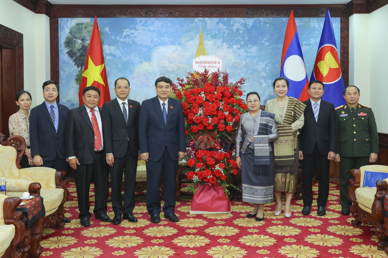 Delegation of the Vietnam–Laos Friendship Association extends Bunpimay New Year greetings to the Embassy of Laos in Vietnam. (Photo: Dinh Hoa) Delegation of the Vietnam–Laos Friendship Association extends Bunpimay New Year greetings to the Embassy of Laos in Vietnam. (Photo: Dinh Hoa)