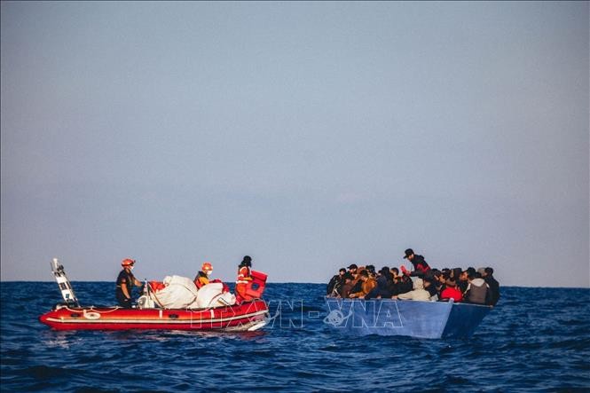 Người di cư được giải cứu trên biển ở ngoài khơi bờ biển Libya. Ảnh tư liệu: AFP