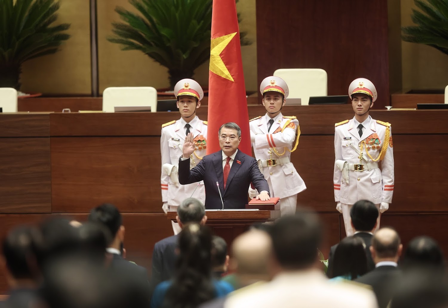 Thủ tướng Chính phủ Lê Minh Hưng đã thực hiện nghi lễ tuyên thệ nhậm chức. Thủ tướng Chính phủ Lê Minh Hưng đã thực hiện nghi lễ tuyên thệ nhậm chức.
