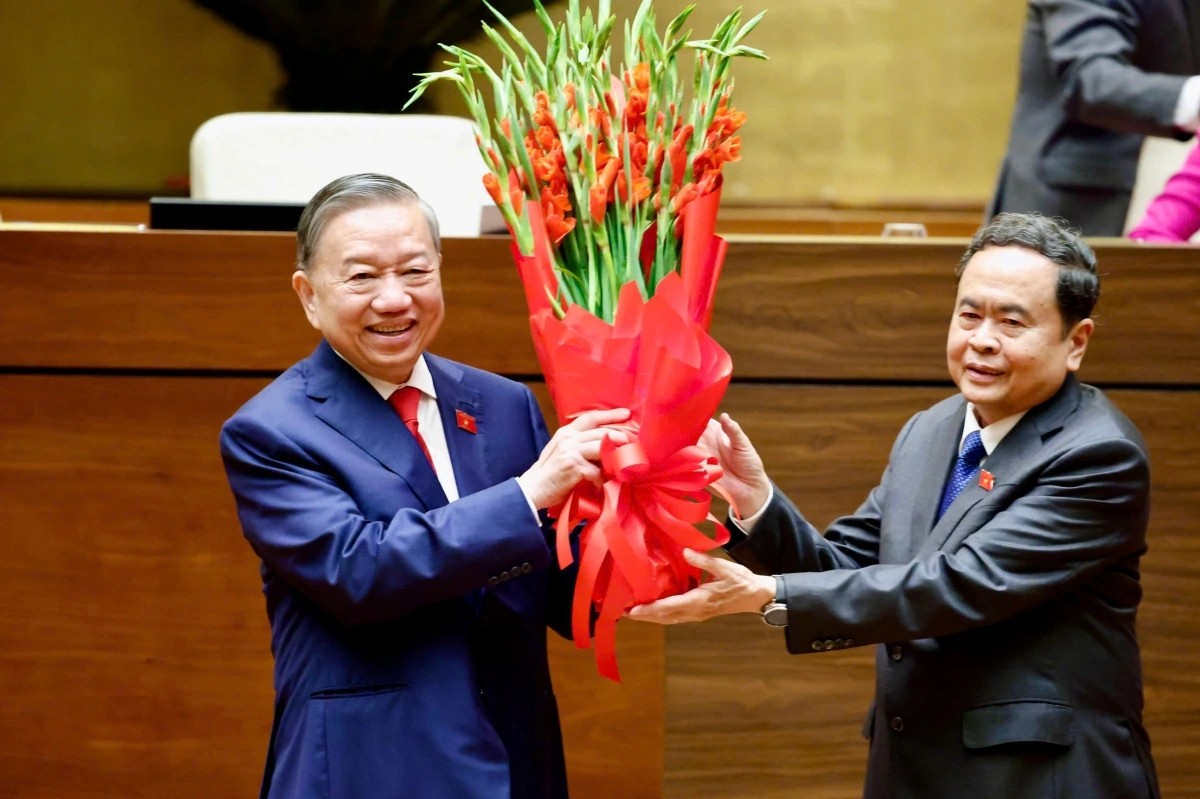 Chủ tịch Quốc hội Trần Thanh Mẫn tặng hoa chúc mừng Tổng Bí thư, Chủ tịch nước Tô Lâm. Chủ tịch Quốc hội Trần Thanh Mẫn tặng hoa chúc mừng Tổng Bí thư, Chủ tịch nước Tô Lâm.
