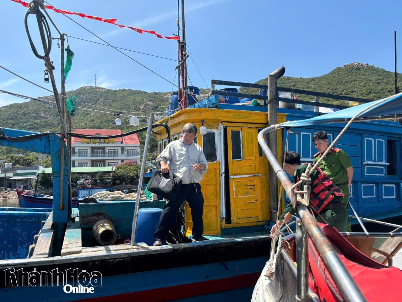 Functional forces of Nam Cam Ranh commune conduct a review of fishing vessels and aquaculture service vessels (Khanh Hoa Newspaper). Functional forces of Nam Cam Ranh commune conduct a review of fishing vessels and aquaculture service vessels (Khanh Hoa Newspaper).