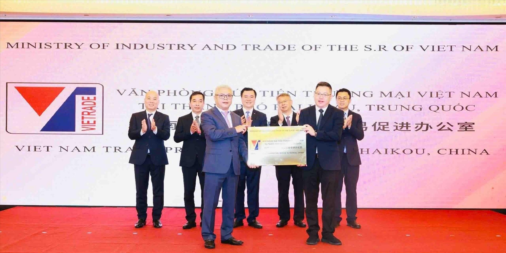 Lãnh đạo Sở Thương mại tỉnh Hải Nam trao biển hiệu Văn phòng cho Trưởng Đại diện Văn phòng Xúc tiến thương mại Việt Nam tại Hải Khẩu. Ảnh: TTXVN phát Lãnh đạo Sở Thương mại tỉnh Hải Nam trao biển hiệu Văn phòng cho Trưởng Đại diện Văn phòng Xúc tiến thương mại Việt Nam tại Hải Khẩu. Ảnh: TTXVN phát
