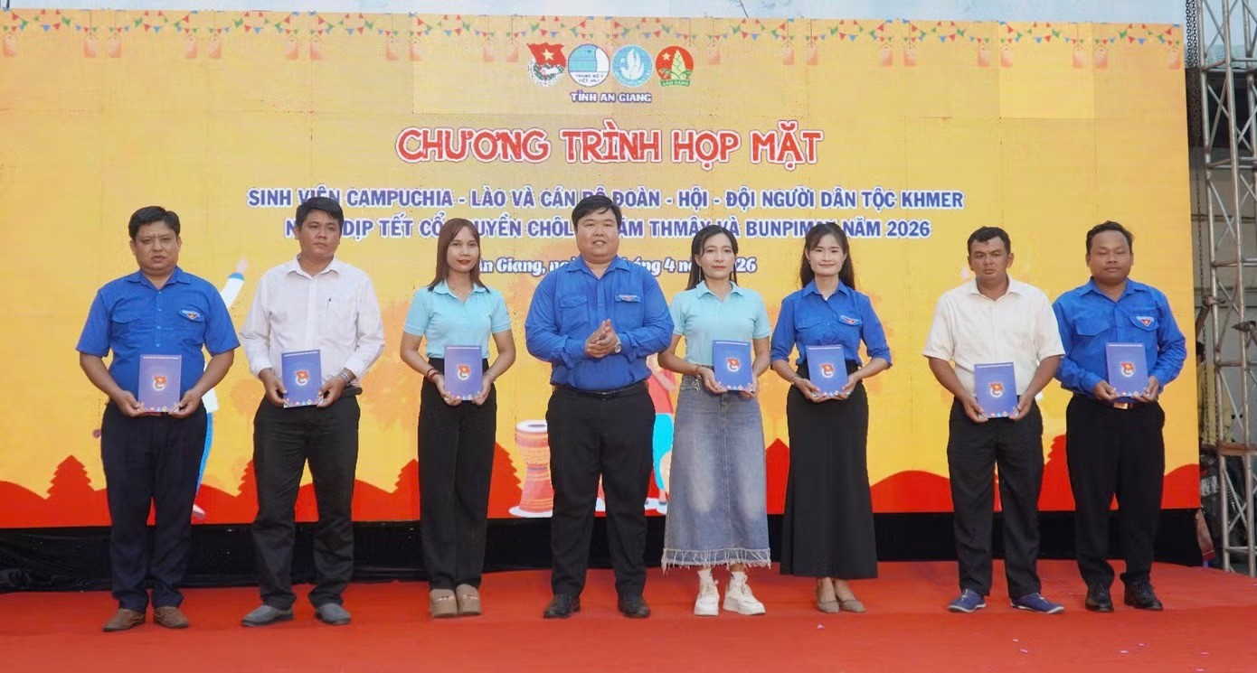 Sinh viên Lào, Campuchia nhận quà tại buổi họp mặt. Sinh viên Lào, Campuchia nhận quà tại buổi họp mặt.