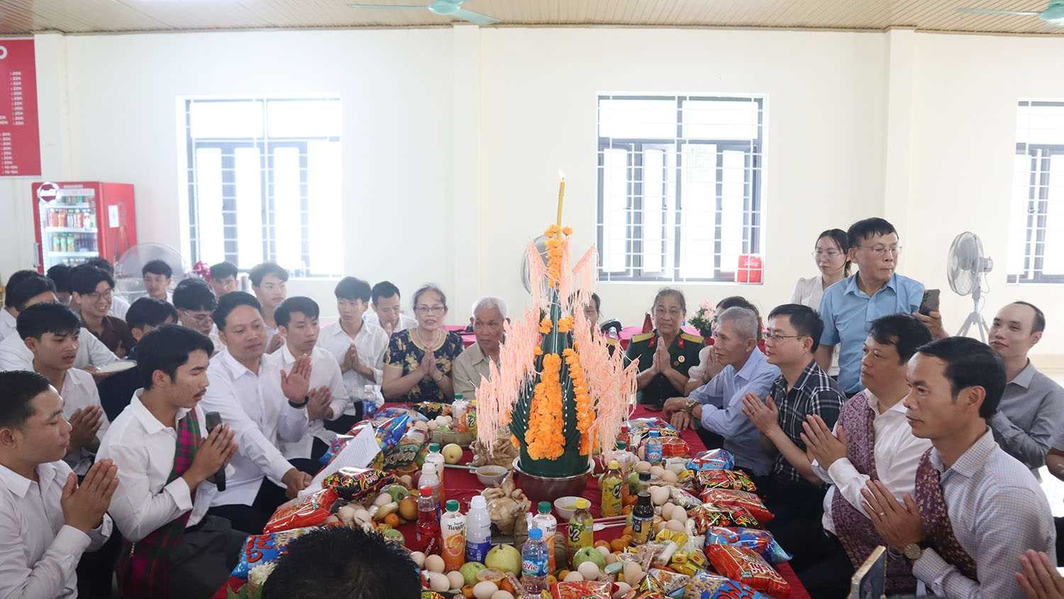 Các đại biểu tham dự và các em lưu học sinh Lào thực hiện nghi lễ Tết Bunpimay của nước CHDC ND Lào Các đại biểu tham dự và các em lưu học sinh Lào thực hiện nghi lễ Tết Bunpimay của nước CHDC ND Lào