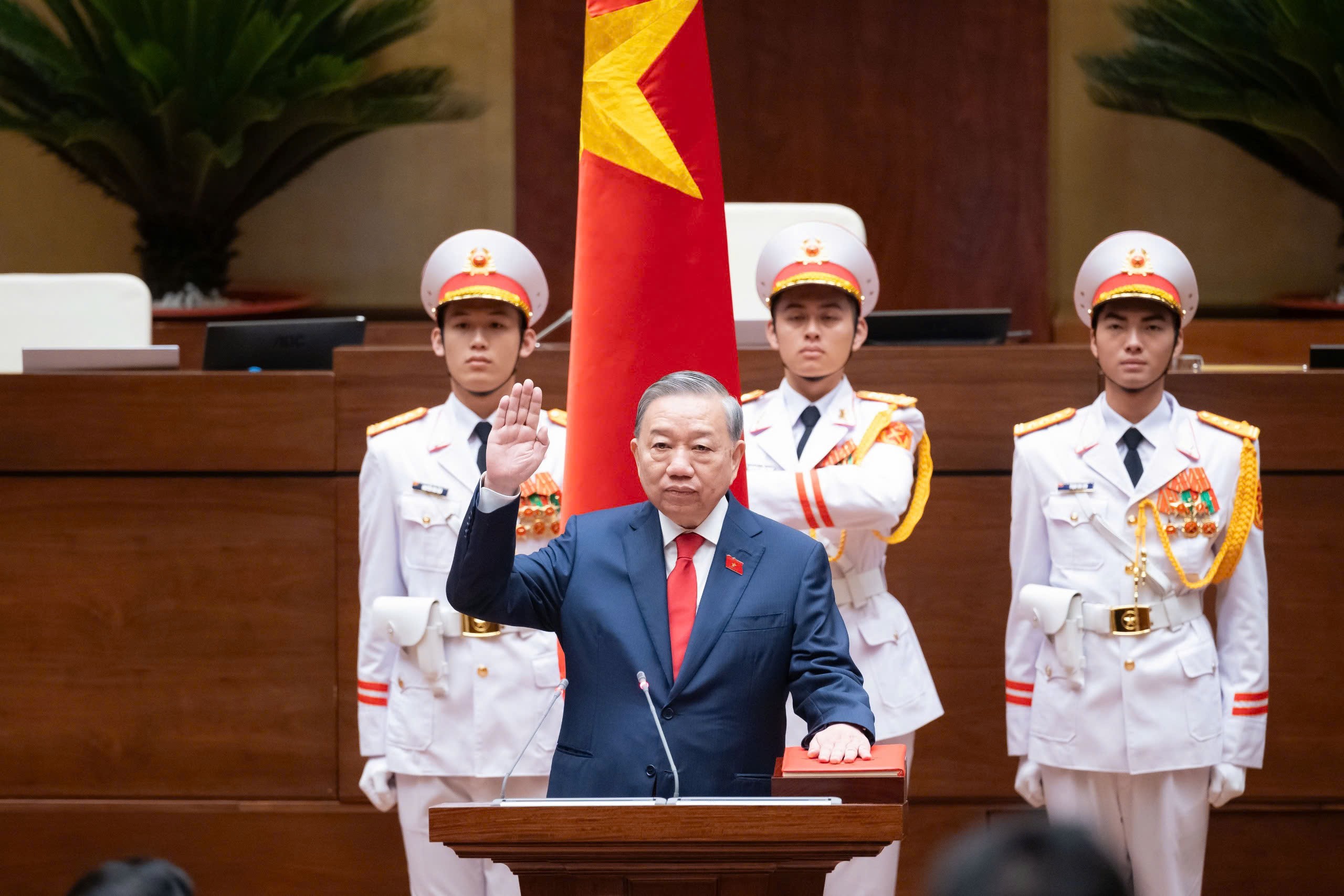 Tổng Bí thư, Chủ tịch nước Tô Lâm tuyên thệ nhậm chức. (Ảnh: Cổng TTĐT Quốc hội)