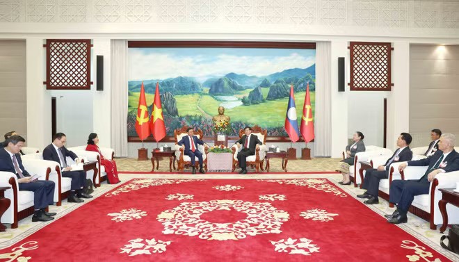 At the meeting between Politburo member and Permanent member of the Communist Party of Vietnam (CPV) Central Committee’s Secretariat Tran Cam Tu, and General Secretary of the Lao People's Revolutionary Party (LPRP) Central Committee and President of Laos Thongloun Sisoulith in Vientiane. (Photo: VNA) At the meeting between Politburo member and Permanent member of the Communist Party of Vietnam (CPV) Central Committee’s Secretariat Tran Cam Tu, and General Secretary of the Lao People's Revolutionary Party (LPRP) Central Committee and President of Laos Thongloun Sisoulith in Vientiane. (Photo: VNA)
