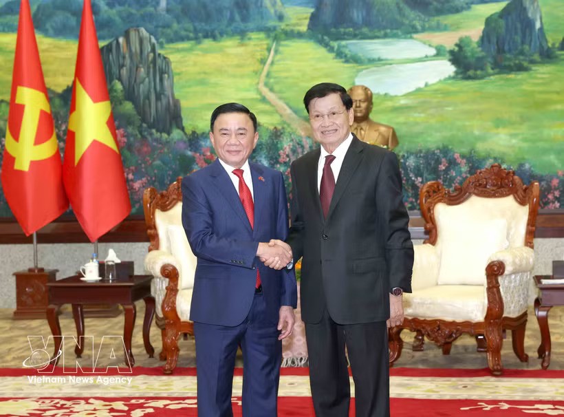 Politburo member and Permanent member of the Communist Party of Vietnam (CPV) Central Committee’s Secretariat Tran Cam Tu (left) meets with General Secretary of the Lao People's Revolutionary Party (LPRP) Central Committee and President of Laos Thongloun Sisoulith in Vientiane. (Photo: VNA) Politburo member and Permanent member of the Communist Party of Vietnam (CPV) Central Committee’s Secretariat Tran Cam Tu (left) meets with General Secretary of the Lao People's Revolutionary Party (LPRP) Central Committee and President of Laos Thongloun Sisoulith in Vientiane. (Photo: VNA)