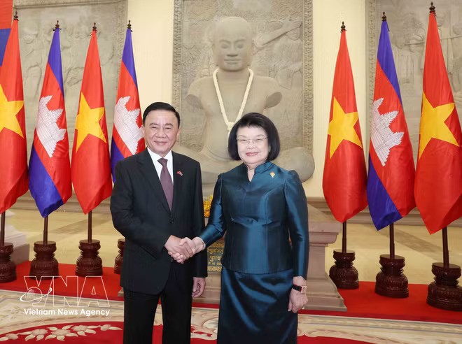 Politburo member and Permanent member of the Communist Party of Vietnam (CPV) Central Committee’s Secretariat Tran Cam Tu and President of the Cambodian National Assembly Khuon Sudary pose for a commemorative photo. (Photo: VNA) Politburo member and Permanent member of the Communist Party of Vietnam (CPV) Central Committee’s Secretariat Tran Cam Tu and President of the Cambodian National Assembly Khuon Sudary pose for a commemorative photo. (Photo: VNA)