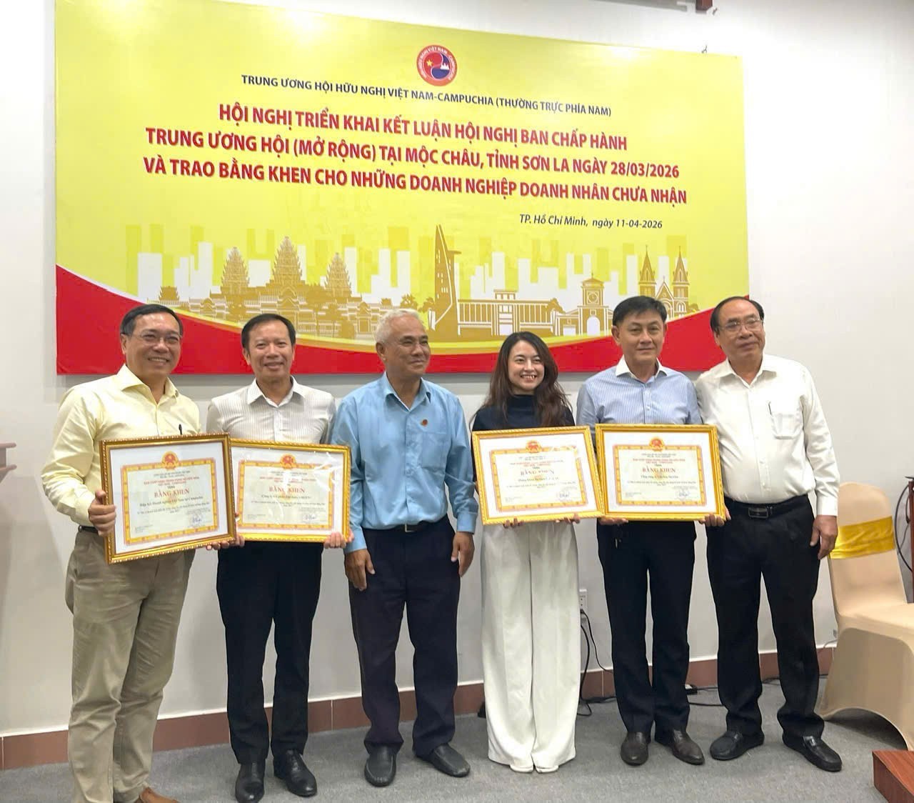 trao Bằng khen của TW Hội cho các Doanh nghiệp, Doanh nhân tiêu biểu có nhiều đóng góp cho hoạt động của Hội. trao Bằng khen của TW Hội cho các Doanh nghiệp, Doanh nhân tiêu biểu có nhiều đóng góp cho hoạt động của Hội.