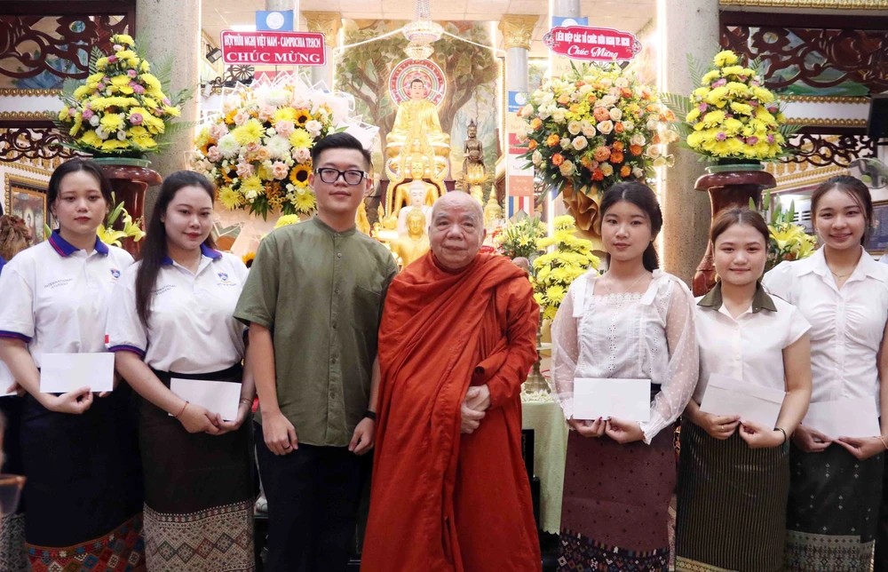 Trao tặng học bổng cho các học sinh Lào, Campuchia đang học tập tại Trao tặng học bổng cho các học sinh Lào, Campuchia đang học tập tại