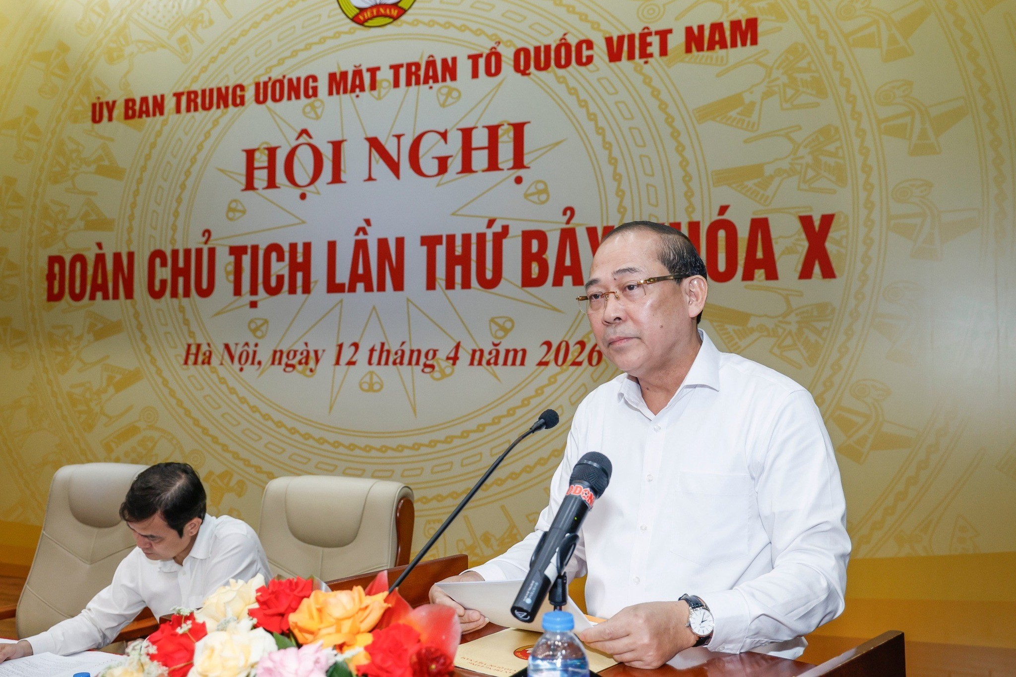 Phó Chủ tịch Ủy ban Trung ương MTTQ Việt Nam Hoàng Công Thủy trình bày Tờ trình tại Hội nghị. (Ảnh: Quang Vinh) Phó Chủ tịch Ủy ban Trung ương MTTQ Việt Nam Hoàng Công Thủy trình bày Tờ trình tại Hội nghị. (Ảnh: Quang Vinh)