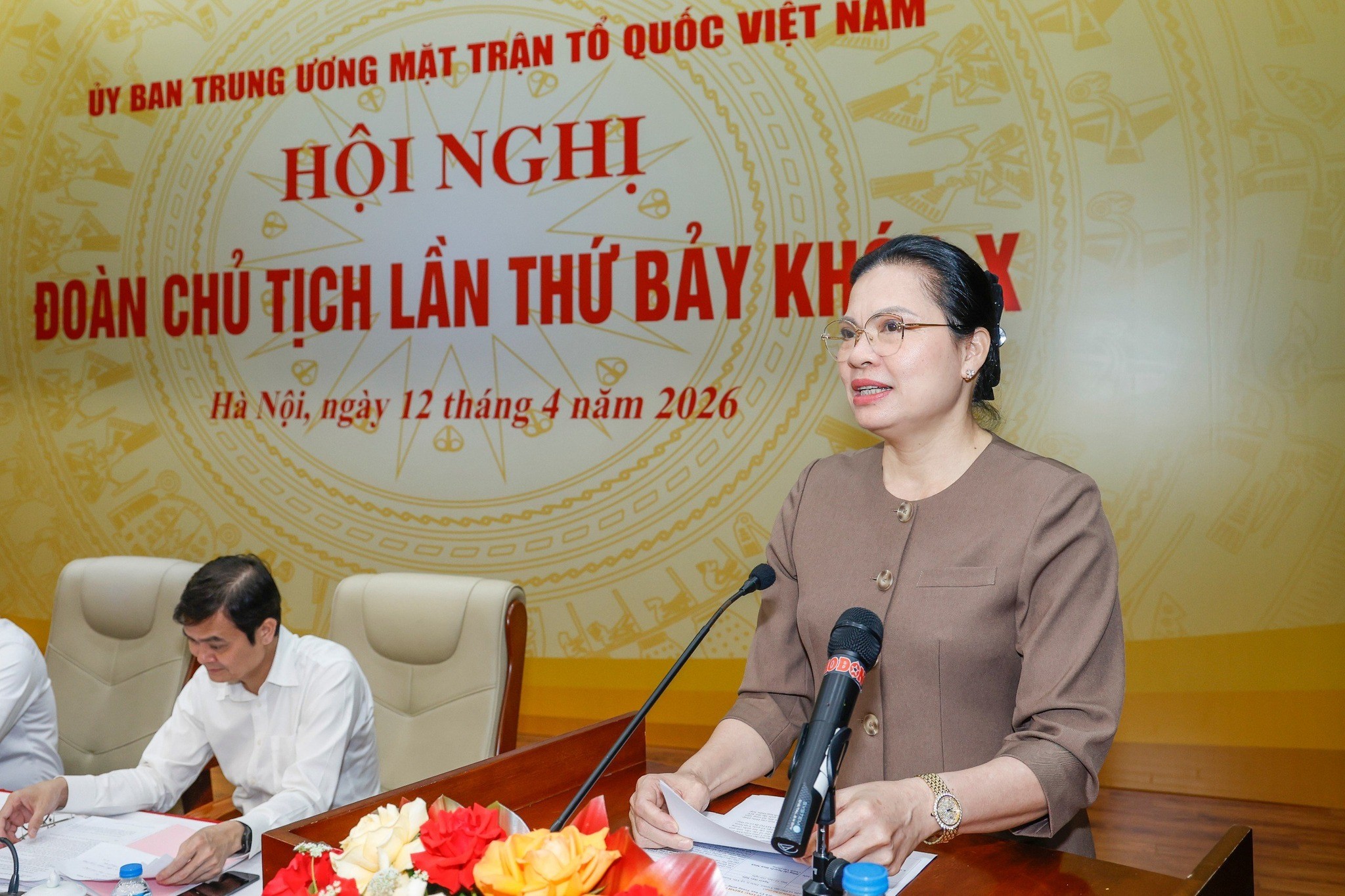 Phó Chủ tịch - Tổng Thư ký Ủy ban Trung ương MTTQ Việt Nam Hà Thị Nga trình bày nội dung Tờ trình tại Hội nghị. (Ảnh: Quang Vinh) Phó Chủ tịch - Tổng Thư ký Ủy ban Trung ương MTTQ Việt Nam Hà Thị Nga trình bày nội dung Tờ trình tại Hội nghị. (Ảnh: Quang Vinh)