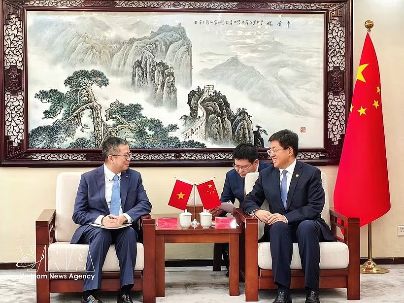 Vietnamese Ambassador to China Pham Thanh Binh (left) and First Secretary of the Communist Youth League of China (CYLC) Central Committee A Dong at their meeting in Beijing on April 12 (Photo: VNA)